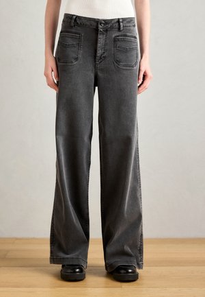 Grijze denim jeans met wijde pijpen en een hoge taille, voorzien van twee voorzakken en twee achterzakken, afgewerkt met contrasterende stikseldetails.