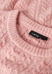 Rosa gestrickter Pullover mit einem strukturierten Kabelmuster, ausgestattet mit einem gerippten Kragen und einem Innenschild, auf dem "LMTD." steht. Aus weichem und leichtem Material.