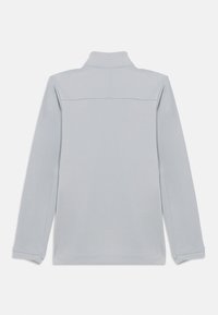 Ανοιχτό γκρι μάλλινο πουλόβερ με μακριά μανίκια, που διαθέτει ψηλό γιακά, επίπεδες ραφές και απαλή, λεία υφή. Απλός σχεδιασμός χωρίς εμφανή λογότυπα ή σχέδια.