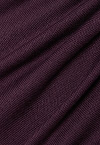 Strickstoff in Dunkellila mit strukturiertem Muster und weichem Fall. Verfügt über eine glatte Oberfläche und ein gleichmäßiges Gewebe.