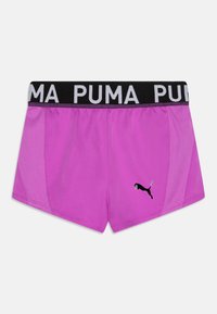 Różowe spodenki sportowe z czarnym elastycznym pasem, na którym znajduje się napis "PUMA" w białym kolorze oraz małe czarne logo po lewej stronie u dołu.