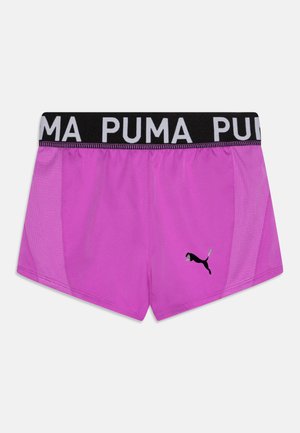 Rožiniai sportiniai šortai su juodu elastingu juosmeniu, kuriame yra balta užrašas "PUMA" ir mažas juodas logotipas kairėje pusėje.
