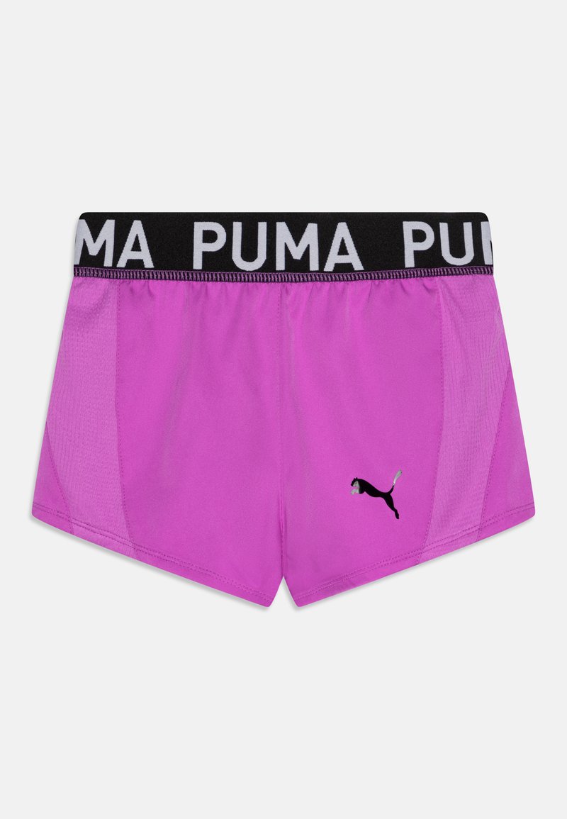 Różowe spodenki sportowe z czarnym elastycznym pasem, na którym znajduje się napis "PUMA" w białym kolorze oraz małe czarne logo po lewej stronie u dołu.