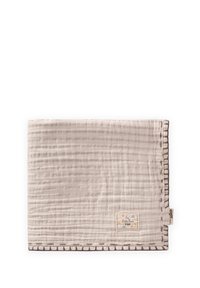 Lai bolēruma sega gaiši bēša krāsā ar smalku svītrotu tekstūru, apdarināta ar tumšu izšūtu apmalīti un ar marķētu akcentu vienā stūrī.