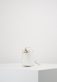 MICHAEL Michael Kors JET CAMERA - Umhängetasche - optic white