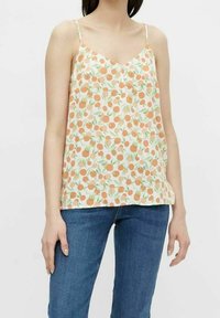 Blommig linne med tunna axelband, med ett persiko- och grönt mönster på en ljus bakgrund. Tillverkad av mjukt, lätt tyg.