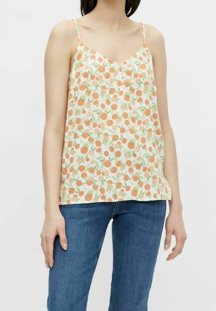 Blommig linne med tunna axelband, med ett persiko- och grönt mönster på en ljus bakgrund. Tillverkad av mjukt, lätt tyg.