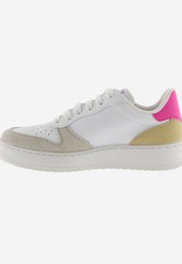 Weiße Ledersneaker mit grauen Wildlederakzenten, rosa und gelben Details, perforierter Zeh und strukturierten Gummisohle. Mit Schnürsenkeln und gepolsterter Kragen.