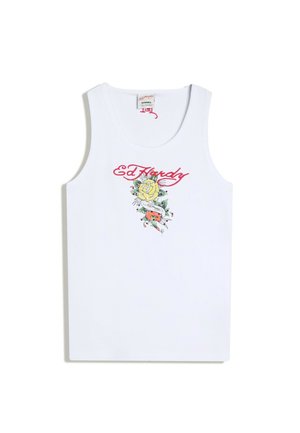 Biały tank top z czerwonym napisem „Ed Hardy”, z żółtą różą, sercem oraz kwiatowym, tatuażowym motywem na piersi.