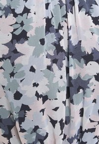 Tkanina w kwiatowy wzór z dużymi, wielokolorowymi kwiatami w odcieniach niebieskiego, zielonego i różowego na jasnym tle; teksturowana powierzchnia.