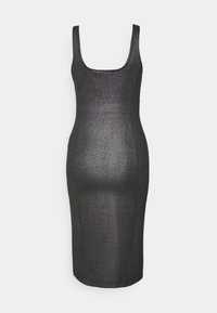 Robe midi noire, moulante, avec un décolleté arrondi, confectionnée dans un tissu scintillant, présentant une texture lisse et un design simple sans manches.