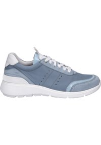 Sneaker azzurro chiaro con accenti bianchi, realizzato in pelle e camoscio, con dettagli perforati, lacci piatti e suola ammortizzata.