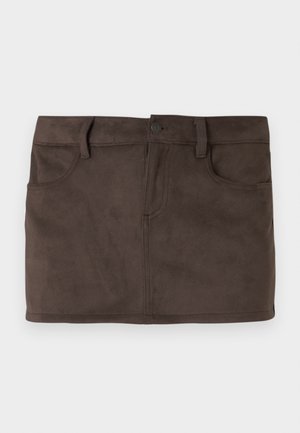 Ruda suede mini sijonas su dviem priekinėmis kišenėmis, diržo kilpos ir priekiniais mygtukais. Lygi tekstūra su subtiliu blizgesiu.