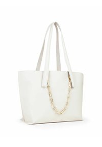 Witte tote bag met dubbele schouderbanden, gladde lederen textuur, gouden kettingaccent, rechthoekige vorm en een minimalistisch ontwerp.
