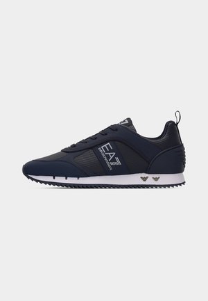 Marineblauer EA7 Emporio Armani Sneaker mit Mesh- und Lederobermaterial, weißer Sohle, Schnürsenkeln und Logodetails an der Seite und Ferse.