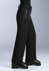 Černé lyžařské kalhoty s volným střihem, vybavené bočními zipy, nastavitelným pasem a zesílenými lemy. Vyrobeno z vodoodpudivého materiálu.