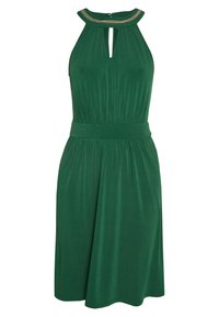 Robe verte sans manches longueur genou avec taille froncée, encolure haute avec petit œillet devant et bordure décorative en perles.