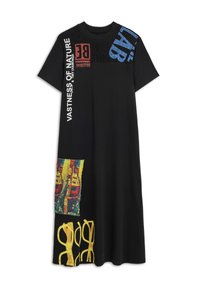 Zwarte t-shirt jurk met verschillende graphics: rode en blauwe tekst, kleurrijke patronen aan de zoom en gele details die op een bril lijken.