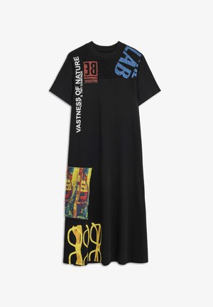Schwarzes T-Shirt-Kleid mit verschiedenen Grafiken: roter und blauer Text, bunte Muster am Saum und gelbe Details, die einer Brille ähneln.