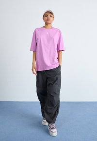 adidas Originals TEE - Základné tričko - preloved purple