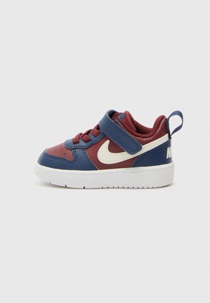 Basket Nike taille tout-petit en bordeaux, bleu marine et blanc avec sangle Velcro et languette sur fond blanc.