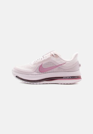 Nike trkaći tenisice u svijetlo roza boji s mrežastim gornjim dijelom, roza akcentima, teksturiranim dizajnom i vidljivom zračnom jedinicom za amortizaciju u potplatu.