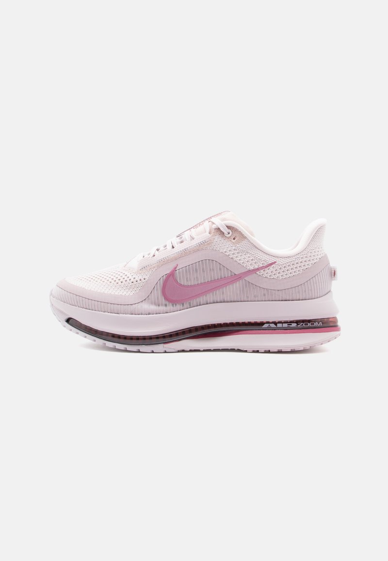 Nike trkaći tenisice u svijetlo roza boji s mrežastim gornjim dijelom, roza akcentima, teksturiranim dizajnom i vidljivom zračnom jedinicom za amortizaciju u potplatu.
