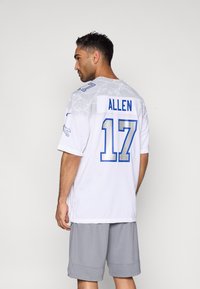 Balta džersija ar zilām detaļām, aizmugurē uzraksts "ALLEN" un numurs "17", īsas piedurknes un ērtas piegriezums. Pelēkas bikses šortos.