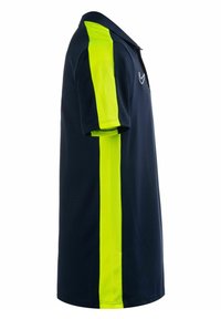 Marineblaues Polohemd mit kurzen Ärmeln, versehen mit lebhaften limettengrünen Seiteneinsätzen und einem Kragen; aus atmungsaktivem Material mit glatter Textur.