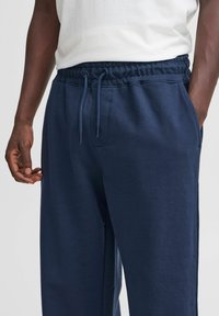 Blend BHBRODY PANTS REGULAR FIT - Treniņtērpa apakšdaļas - dress blues