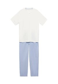 Vit kortärmad topp med knapplist, i kombination med blå och vita randiga pyjamasbyxor. Tillverkad av bomull med en mjuk och slät textur.
