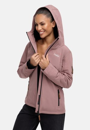 Roze softshell jack met capuchon, voorzien van ritszakken, elastische manchetten en een zwarte voering. Logo-detail op de borst.