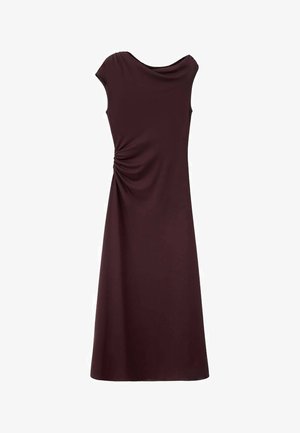 Ærmeløs midi-kjole i mørk burgunder med rynkedetalje på venstre side og en diskret bådudskæring.