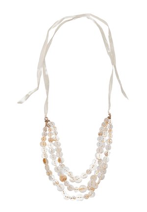 Halskette mit mehreren Reihen aus durchsichtig weißen und goldenen runden Perlen, mit weißem Satinbandverschluss gebunden.
