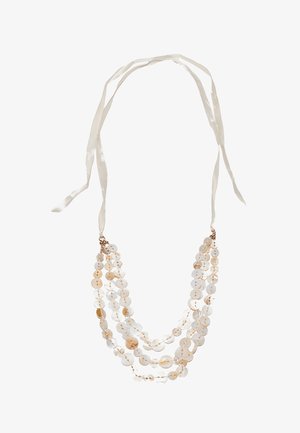 Halskette mit mehreren Reihen aus durchsichtig weißen und goldenen runden Perlen, mit weißem Satinbandverschluss gebunden.