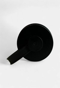 Schwarzer runder Klebebandabroller mit flacher Basis, glatter Oberfläche und einem seitlichen Hebel zum Schneiden von Klebeband. Keine sichtbaren Muster oder Akzente.