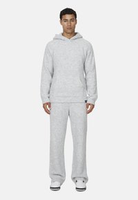 Felpa con cappuccio grigia in fleece e pantaloni abbinati, caratterizzati da una texture morbida, vestibilità comoda e tasche frontali. Accentuati da un dettaglio con logo.