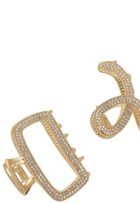 Accessori per capelli in oro con design intricati, uno rettangolare con scintillanti strass e l'altro ad ondulazione, anch'esso adornato con strass.