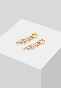 Pendientes de aro de oro con cadenas en cascada adornadas con pequeños cristales redondos, presentando un acabado pulido y delicados eslabones.