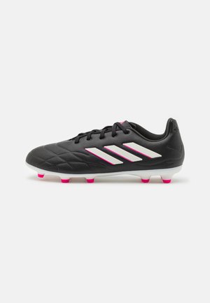 Botas de fútbol negras con parte superior texturizada, detalles en raya blanca y acentos rosas en la suela y los tacos. Acabado suave, diseño de perfil bajo.