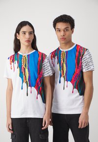 Carlo Colucci UNISEX - T-shirts med print - white/multicolor