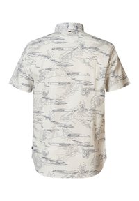Camisa de manga corta con cuello en crema claro, con patrones de flores y montañas dibujados en azul. Tela suave con un dobladillo curvo.