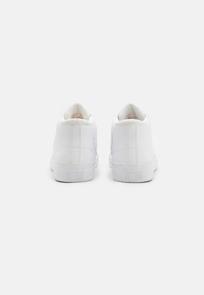 Zapatillas altas blancas con un acabado de cuero suave, punta redonda, forro interior en contraste, y "Converse All Star" grabado en el talón.