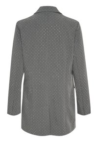 Pelēks žakets ar apkakli, izgatavots no teksturēta auduma, ar atkārtotu mazu baltu punktiņu rakstu. Garas piedurknes un sānu šķēlumi.