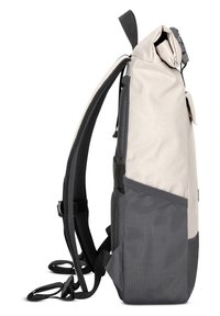 Sac à dos beige clair et gris foncé avec bretelles rembourrées, panneau arrière en maille, poche latérale et fermeture à enroulement visible de côté.