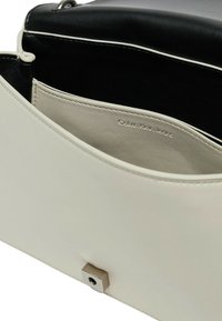 Calvin Klein SCULPTED FLAP DEBOSS  - Borsa a tracolla - sour cream