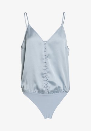 Světle modrý saténový body s nastavitelnými ramínky, hlubokým výstřihem do V a knoflíkovými detaily vpředu. Má těsný střih a bezešvý spodní díl.