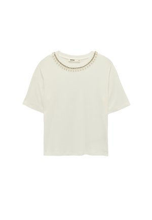 Weiße Kurzarmbluse mit rundem Ausschnitt, verziert mit einer Kette aus kleinen silbernen Perlen und hängenden klaren Kristallen.