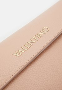 Valentino Bags ALEXIA - Mala de mão - cipria/lilla