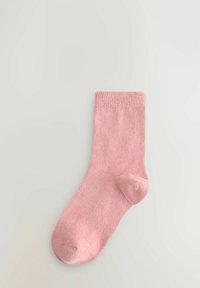 Pamušaluotas medvilnės mišinys, švelnios rožinės spalvos, su raukšlėtu kraštu ir lygiu paviršiumi, standartinio ilgio ir be siūlių pirštu.